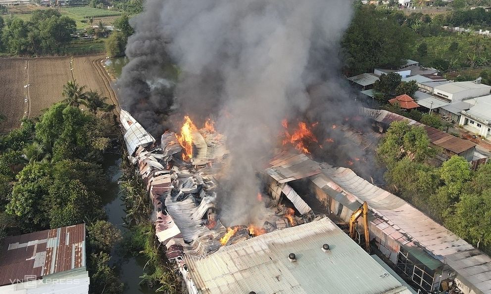 Kho nệm mút 1.000m2 bốc cháy ngùn ngụt, người dân sát vách hốt hoảng di tản đồ đạc