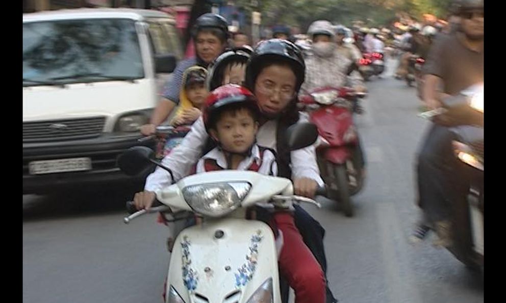 Bức ảnh “Mẹ Còi” chở 3 đứa con đi học ở Hà Nội bất ngờ được chia sẻ lại cùng câu chuyện “sức bền” của người phụ nữ