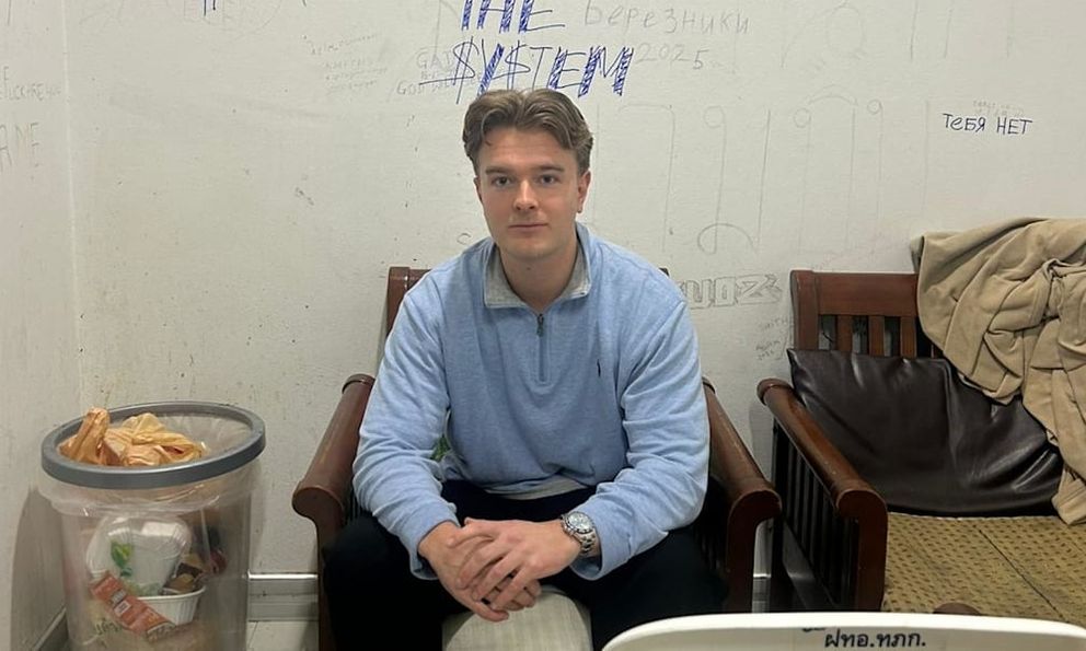 Nam du khách bị giữ tại sân bay Phuket vì hộ chiếu rách một trang