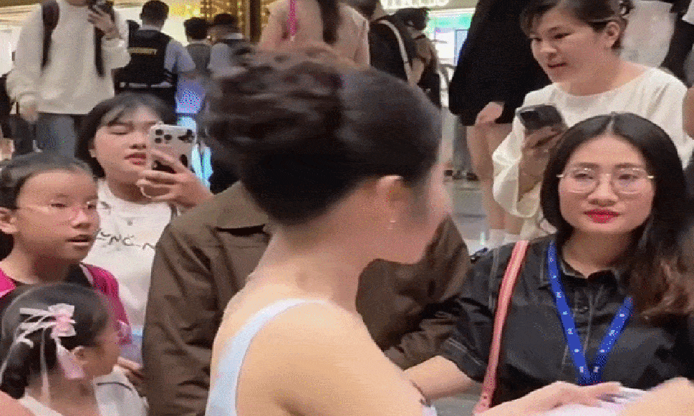 Vbiz có 1 mỹ nhân cứ cầm mic là Trấn Thành phải chặn lời, xinh đẹp hơn hoa nhưng nói chuyện không ai hiểu nổi