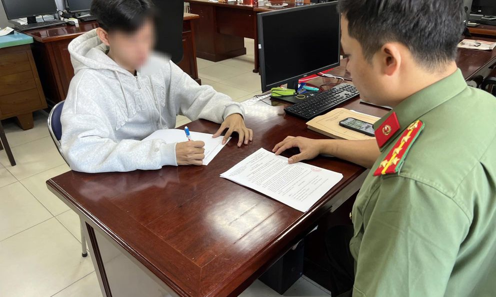 Xử phạt thanh niên lập nhiều tài khoản Tiktok đăng các video quay lén phim 