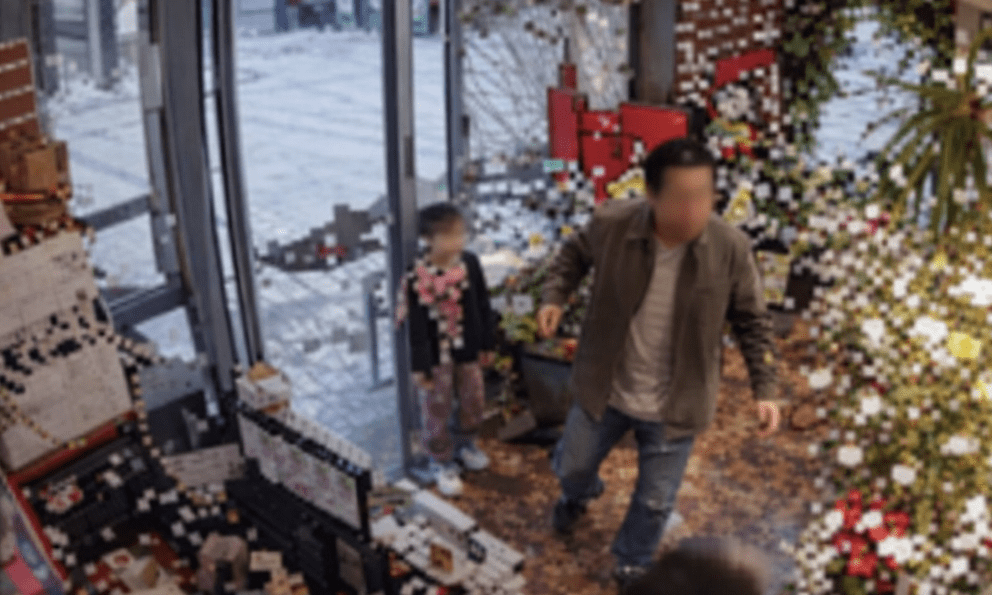 Bé gái bỏ 190k mua hoa tặng mẹ, người cha đùng đùng làm loạn tiệm hoa rồi bị cảnh sát bắt đi 