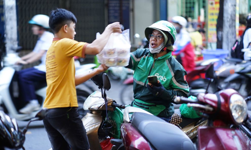 Xăng tăng giá, shipper né 