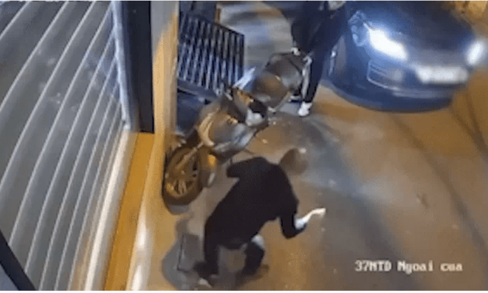 Vụ tài xế Range Rover chọc thủng lốp SH: Thanh niên bên cạnh khuyên một câu, người đàn ông vẫn ra tay