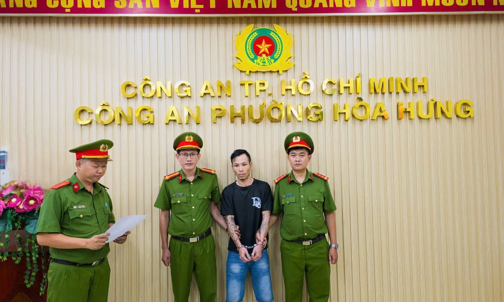 Tạm giữ khẩn cấp người đàn ông cầm ghế đánh tới tấp shipper chờ lấy đơn hàng trước quán ốc ở TP.HCM