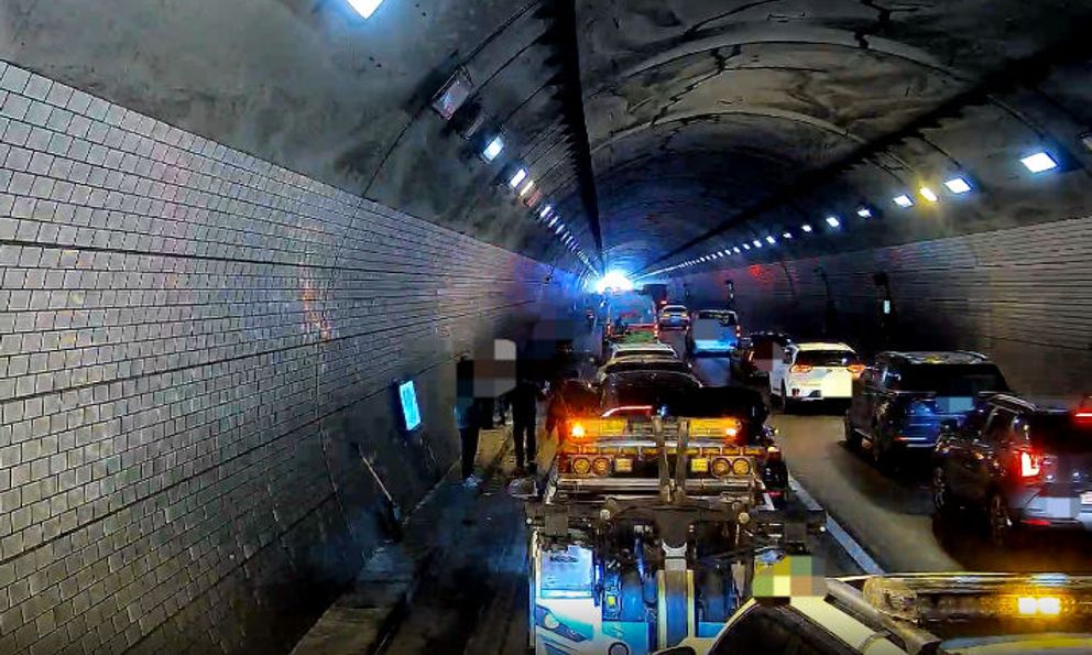 16 ô tô đâm liên hoàn trong đường hầm vào giờ cao điểm, 12 người nhập viện