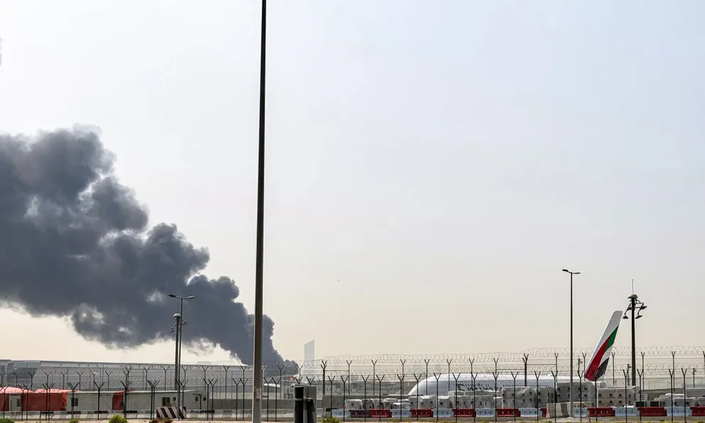 Khoảnh khắc bồn nhiên liệu tại sân bay Dubai nổ tung vì drone, chuyến bay bị huỷ hàng loạt