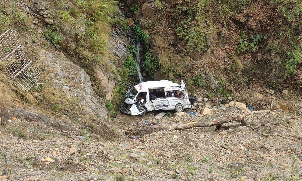 Xe khách chở đoàn đi lễ rơi xuống vực sâu ở Nepal, ít nhất 7 người tử vong, xe bị vò nát tại hiện trường