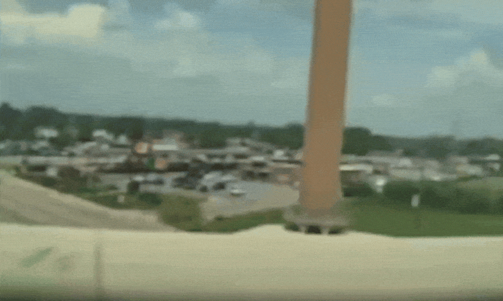 Xe tự lái chở 2 mẹ con suýt lao khỏi cầu vượt, camera hành trình ghi lại thời khắc kinh hoàng