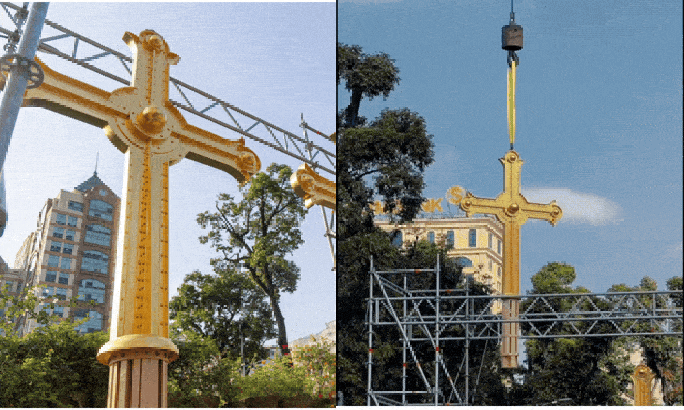 Khoảnh khắc 2 thánh giá mạ vàng nặng 400kg trở lại đỉnh nhà thờ Đức Bà Sài Gòn, người dân chăm chú theo dõi