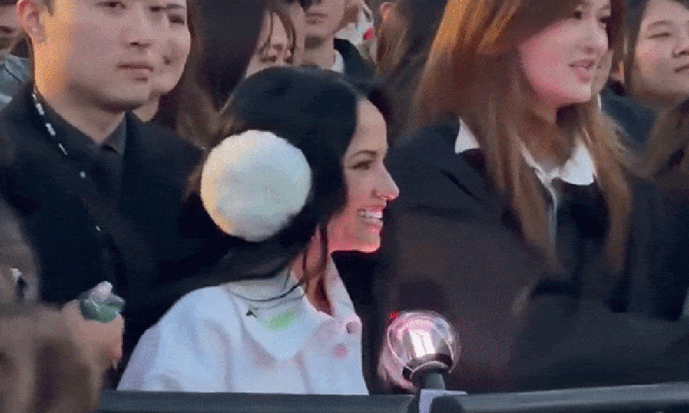 Nữ ca sĩ vượt nửa vòng trái đất, sáng trưng giữa 40.000 người dự concert của BTS 