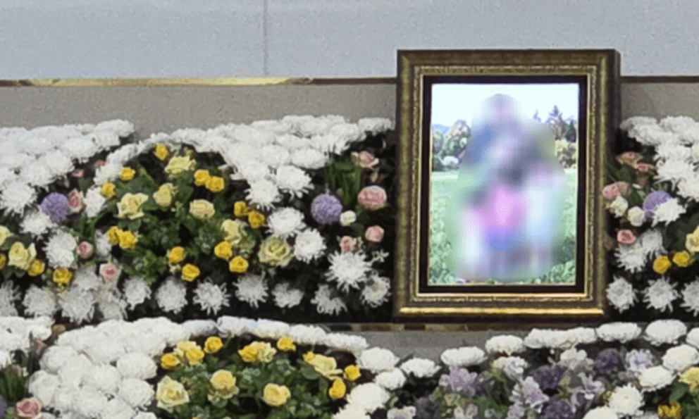 Vụ 5 cha con tự tử vì nghèo đói rúng động Hàn Quốc: Xót xa chiếc bình sữa đặt trước di ảnh 4 đứa trẻ