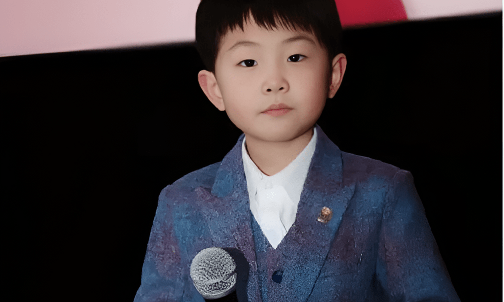“Thần đồng nhí” 3 tuổi lên sóng truyền hình Trung ương, kiếm hàng triệu nhân dân tệ mỗi năm, nhưng tuổi thơ đánh đổi bằng sự lạc lối