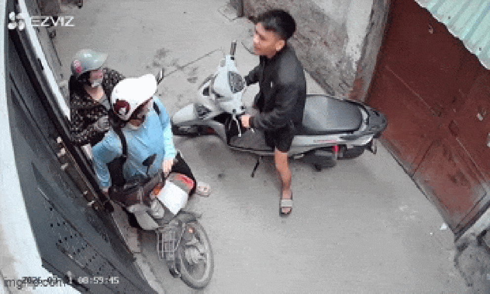 Nam thanh niên tạt đầu xe, tát tới tấp cô gái trẻ trong ngõ Hà Nội: Hé lộ mối quan hệ giữa hai bên khiến nhiều người ngỡ ngàng