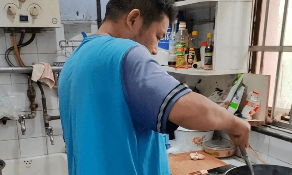 Tốt nghiệp cao đẳng, 6 năm làm shipper vẫn trắng tay: Người đàn ông bị mẹ đuổi khỏi nhà