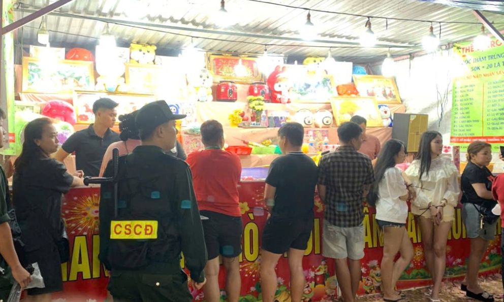 Ai là bị hại của nhóm dàn cảnh bốc thăm trúng thưởng ở hội chợ, liên hệ Công an gấp