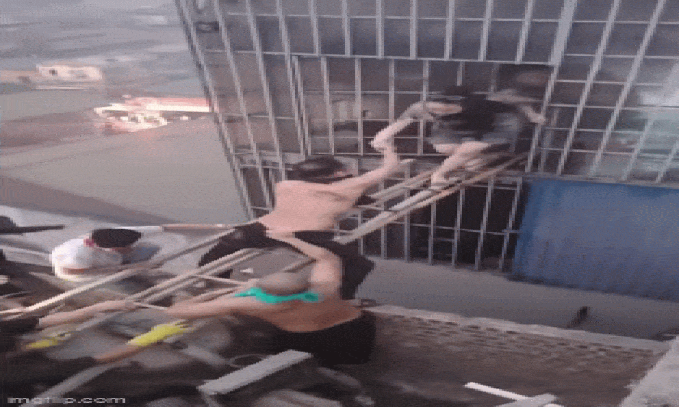 Khoảnh khắc nghẹt thở: Hàng chục người 