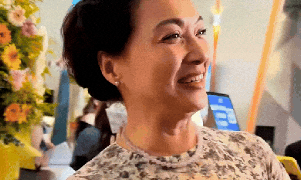 Clip NSND Lê Khanh bị gọi nhầm tên giữa sự kiện, cách xử lý đẳng cấp khiến dân tình nể phục