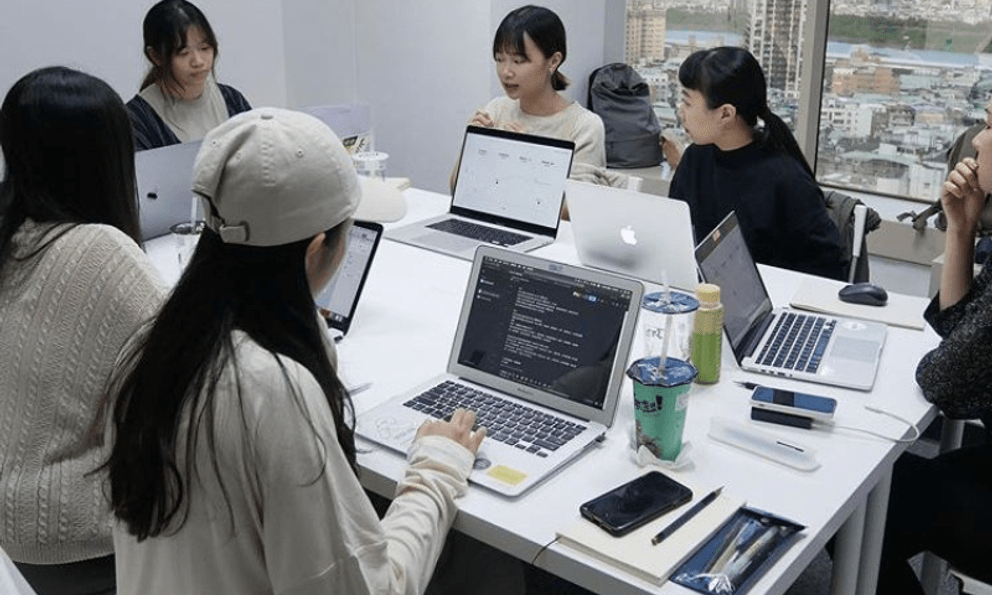 3 ngày đồng nghiệp vay tiền 1 lần, mỗi lần 300-400 ngàn, tôi nhất quyết từ chối: Thà vay tiền triệu không nói, đằng này…