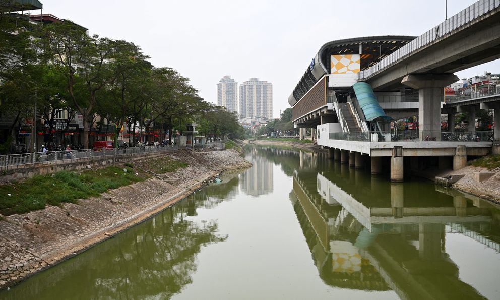 Ảnh, clip: Bất ngờ diện mạo mới của sông Tô Lịch sau khi bơm nước từ Hồ Tây