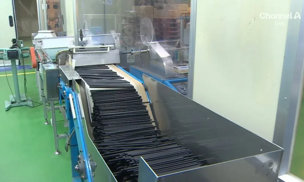 Hàng loạt sản phẩm thiết yếu rơi vào tình trạng báo động vì xung đột Trung Đông: Từ quần áo đến ống hút đều đình trệ sản xuất vì thiếu dầu mỏ