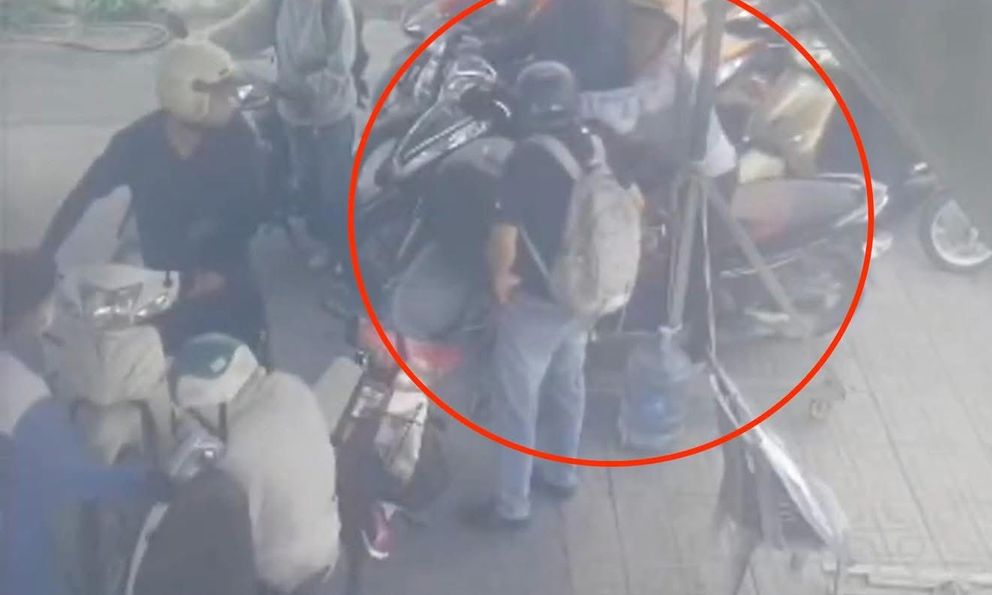 Va quẹt nhẹ khi xếp hàng chờ đổ xăng, người đàn ông thẳng tay 