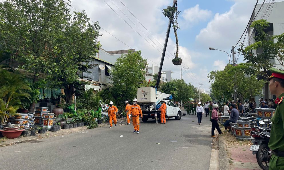 Xe cẩu vướng dây điện phát nổ, tài xế tử vong