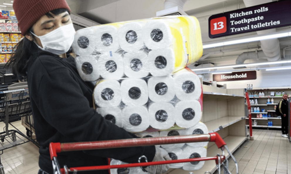 Xung đột Trung Đông kéo dài, người dân Nhật Bản đổ xô tích trữ giấy vệ sinh