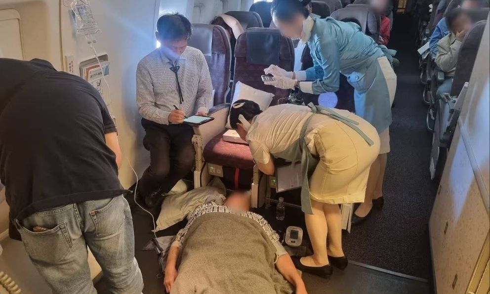 Nữ hành khách nguy kịch, suýt ngưng tim trên máy bay, được 7 bác sĩ cứu sống