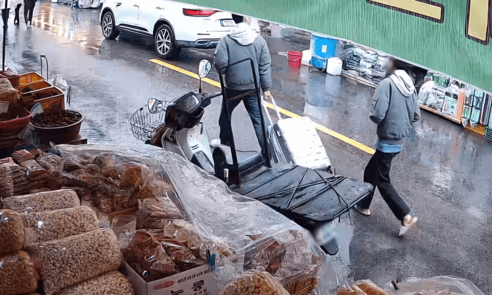 CCTV công bố hình ảnh rõ nét về hành vi của con gái và con rể trong vụ vali dưới sông