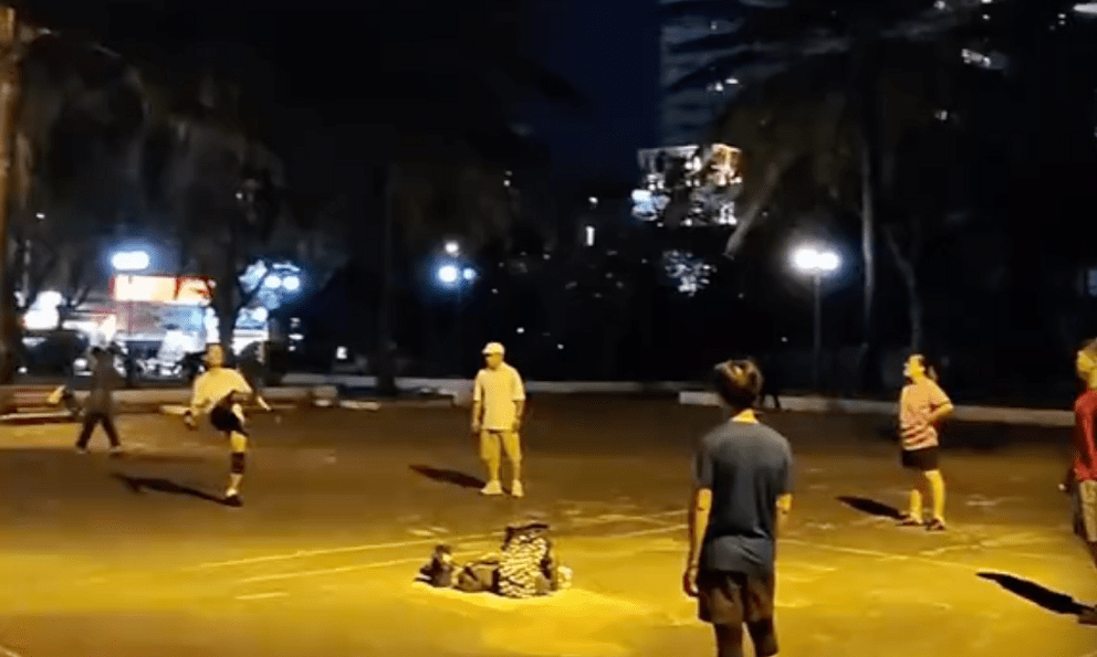 Đúng 1h23 đêm, khách Tây ngỡ ngàng với cảnh tượng xảy ra ở TP.HCM