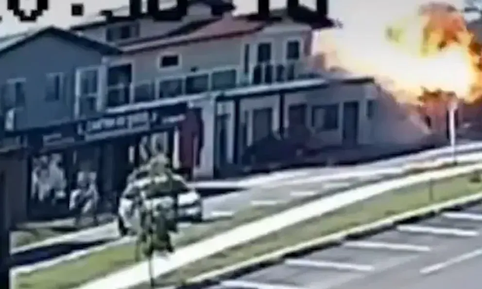 Máy bay đâm vào nhà hàng bốc cháy dữ dội như quả cầu lửa, người trên đường tháo chạy