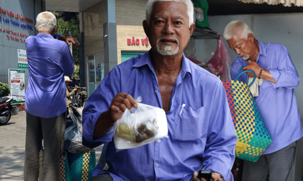 Một ngày theo chân người đàn ông bán vé số vẫn đi phát cơm cho bệnh nhân nghèo: “Thấy mình, cô bác mừng lắm…”