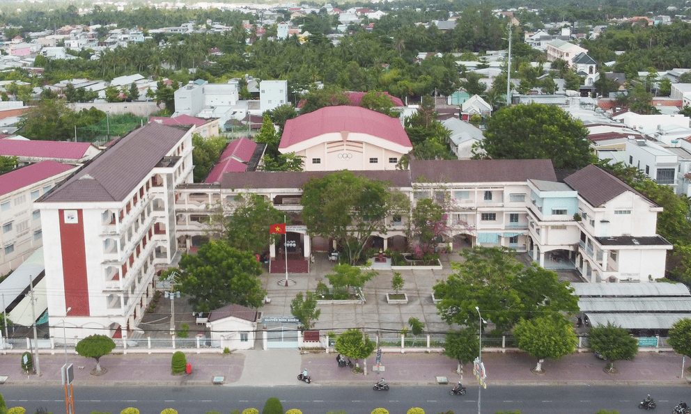 Ngôi trường chuyên đầu tiên và duy nhất có 2 nữ sinh giành Quán quân Đường Lên Đỉnh Olympia