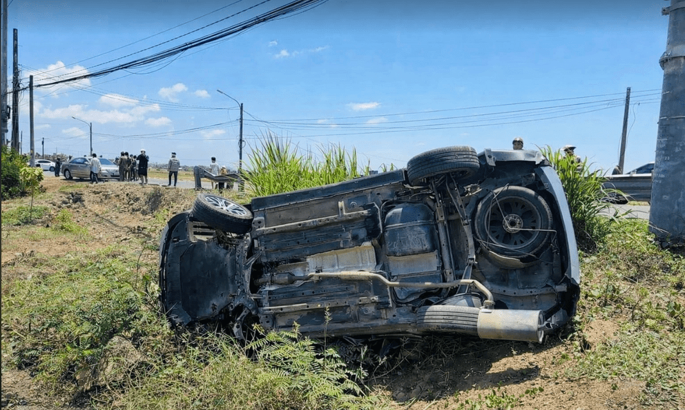 Tài xế đột quỵ, ô tô chở cả gia đình lật nhào trên đường ở TP.HCM