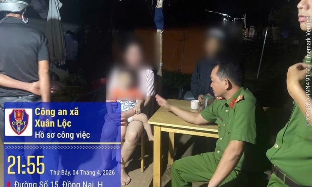 Nghẹt thở 30 phút giải cứu người phụ nữ dắt 3 con nhỏ định nhảy cầu vượt cao tốc tự tử