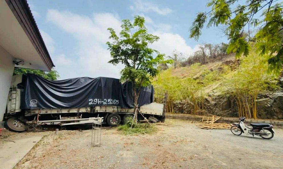 Xe chở nhân viên viễn thông rơi từ trên núi trúng khu nhà ăn công nhân, 3 người tử vong
