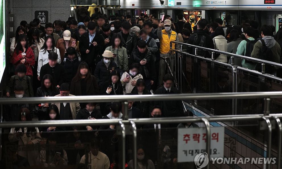 Seoul những ngày này: Biển người tràn xuống tàu điện ngầm, xe buýt cũng chật cứng sau lệnh cấm xe theo biển số chẵn lẻ