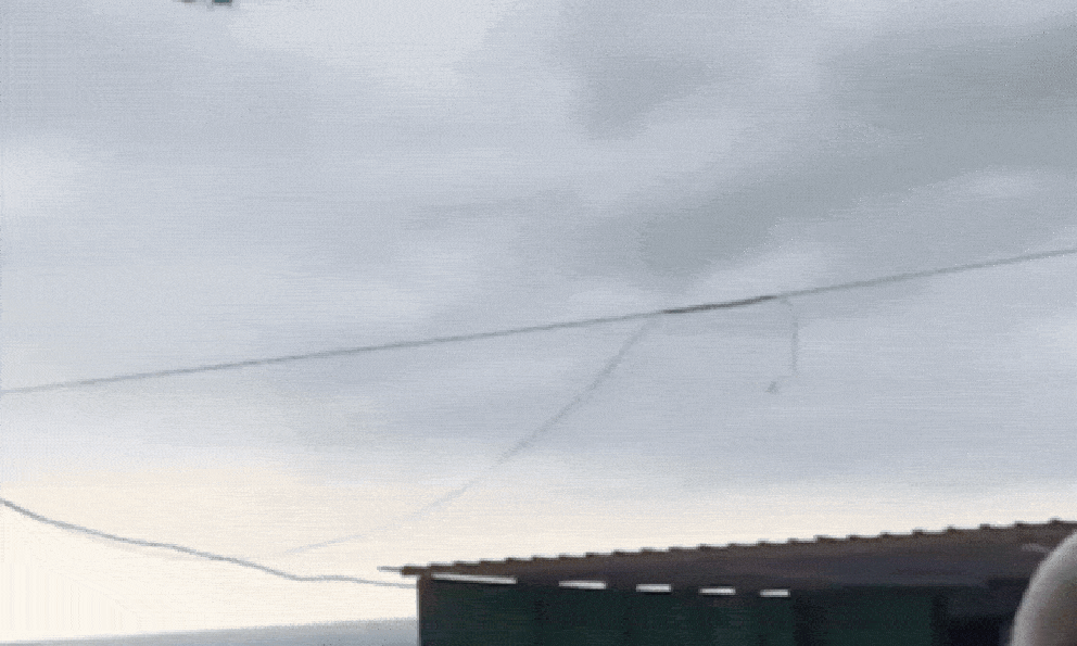 Vòi rồng cuốn thuyền đạp nước bay 15m ở bãi biển, du khách hoảng loạn bỏ chạy