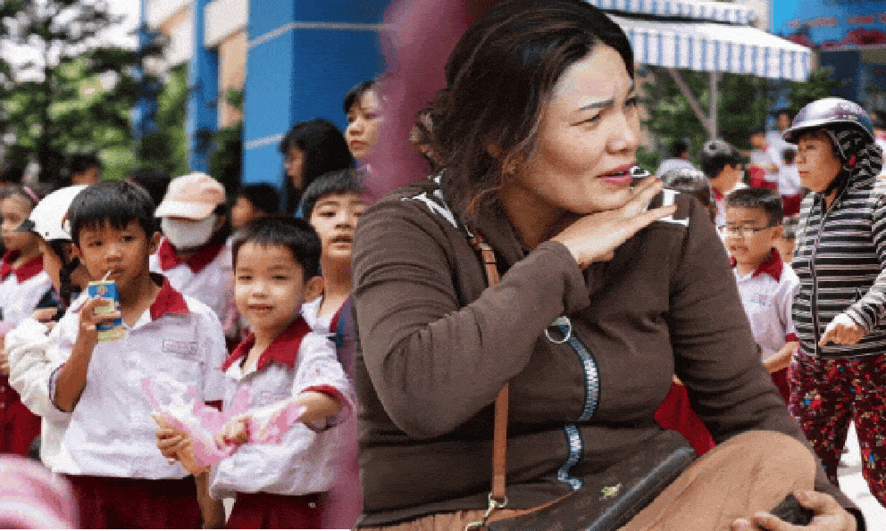 Cảnh tượng lạ giữa trưa nắng trước Trường Tiểu học Bình Quới Tây sau vụ 202 học sinh nghi ngộ độc ở TP.HCM