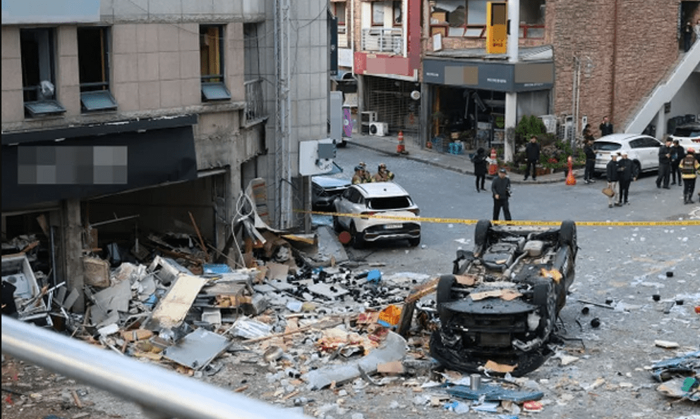 Trung tâm thương mại tại Hàn Quốc hoang tàn sau vụ nổ lúc nửa đêm: Mảnh kính găm đầy mặt đất, xe hơi lật nhào, nhiều người bị thương