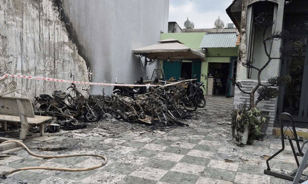 Cháy dữ dội khiến 14 xe máy của công nhân bị thiêu rụi