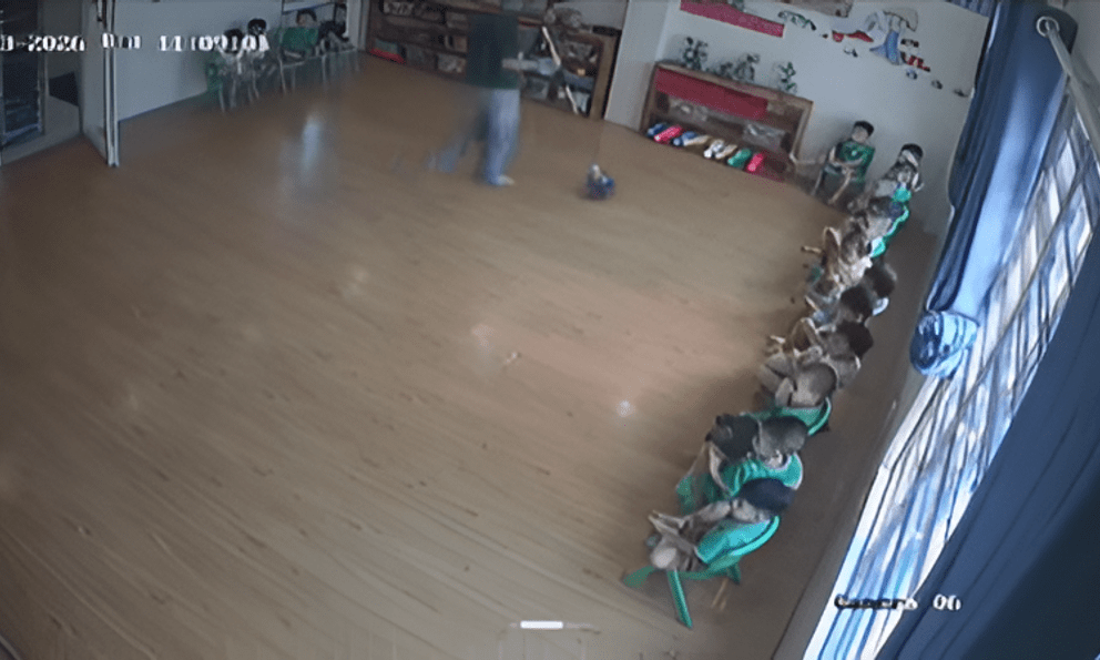 Hàng chục em bé ở nhà ngồi yên không quá 3 giây bỗng ngồi im như tượng khi lọt vào ống kính camera lớp mầm non