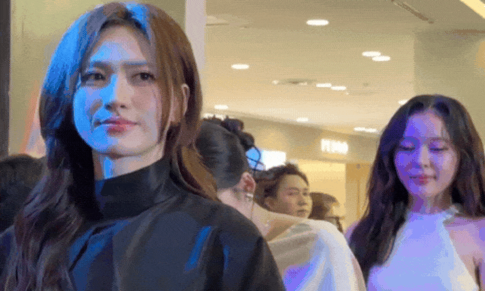 Việt Nam có nữ thần mặt mộc như gắn spotlight trên người, đẹp đến mức khiến Hoa hậu đứng chung suýt 