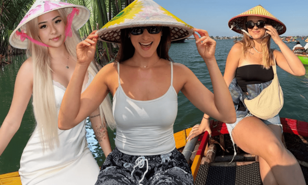 Khách Tây xếp hàng trải nghiệm 