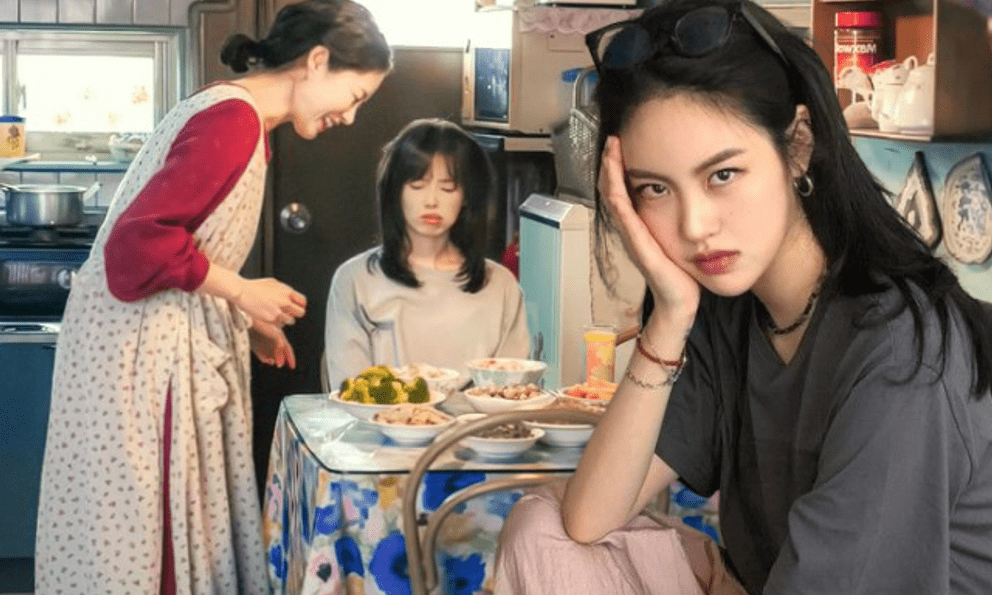 Ba mẹ lớn lên không có Google, mỗi lần hỏi con lại nhận về một cái thở dài: Kiên nhẫn với người lạ bao nhiêu, lại dễ cáu với ba mẹ bấy nhiêu