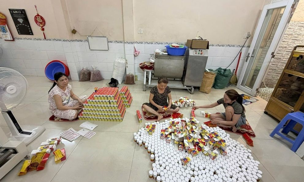 Đột kích “xưởng” thuốc giả khủng ở TP.HCM: Thu giữ 790kg viên nén, 4.000 hộp thuốc dán 