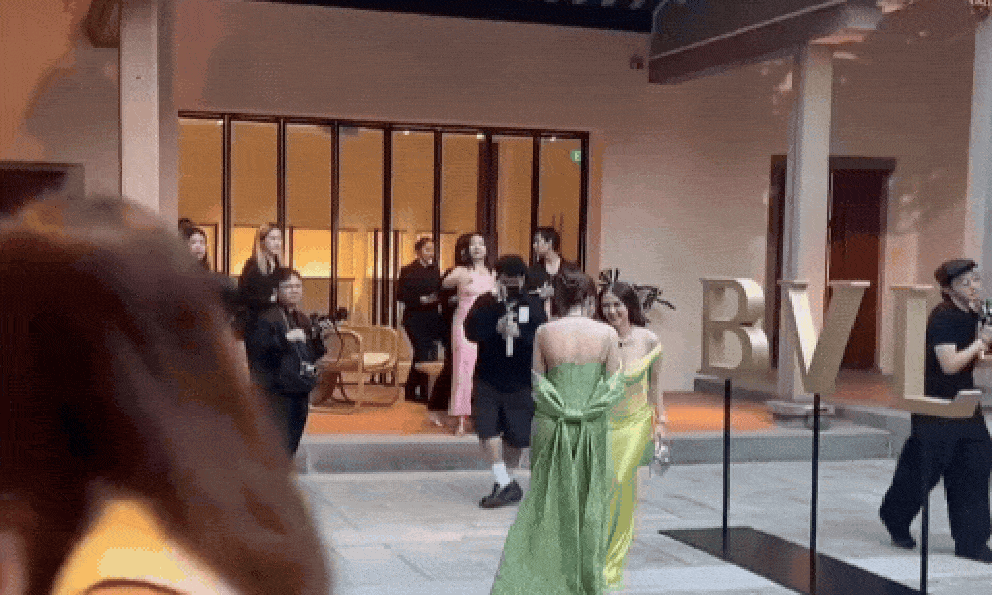 Vbiz có mỹ nhân được báo Trung khen đẹp nhất Việt Nam, đứng cạnh sao quốc tế nhưng chưa biết 