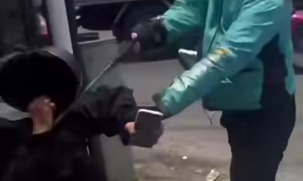 Tài xế xe ôm công nghệ cầm gậy 3 khúc đánh người đi đường giữa giao lộ ở TP.HCM