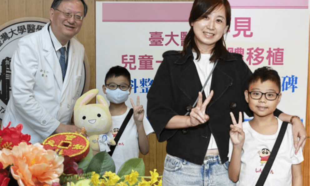 Cặp vợ chồng “chia nhau” hiến gan, thận cho con trai 12 tuổi mắc bệnh hiếm